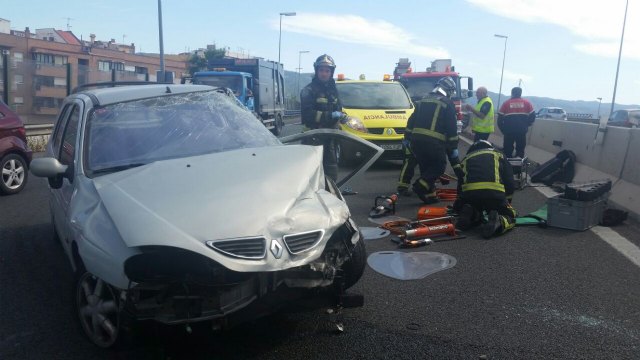 Bomberos del SEIS de Murcia intervienen en accidente ocurrido esta tarde en la A-30