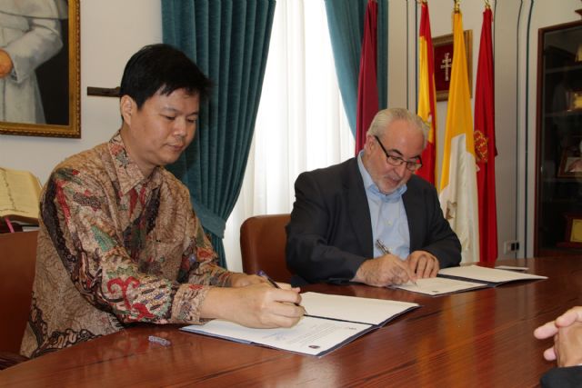 La UCAM refuerza su apoyo al fútbol y a los más desfavorecidos en Indonesia