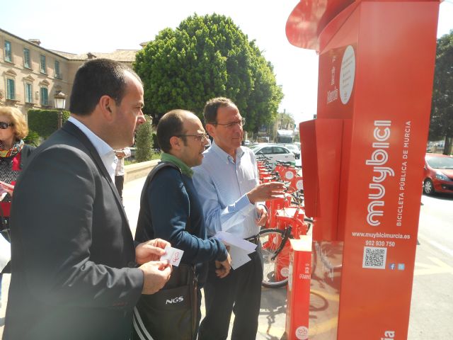 El Alcalde conoce el nuevo sistema de alquiler de bicicleta