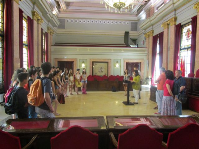 La Concejal de Educación da la bienvenida a alumnos del IES Mariano Baquero y del Lycée Bellevue de Tolouse (Francia) que participan en un intercambio