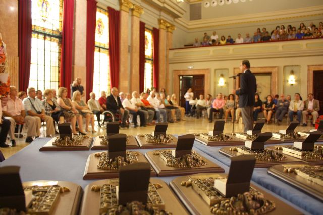 43 trabajadores del Ayuntamiento que se jubilan este año reciben un homenaje en el día de la patrona de la administración local