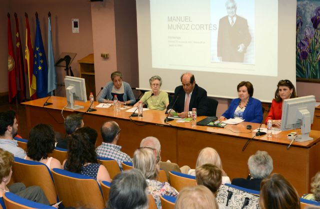 Discípulas del profesor Manuel Muñoz Cortés homenajean su figura en un acto de la Universidad de Murcia
