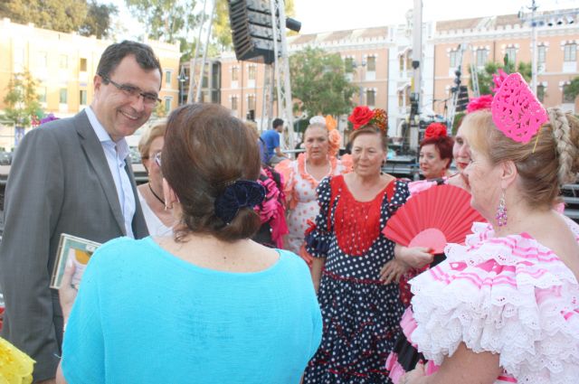 El Alcalde asiste a la 'Noche de Teatro' de las fiestas del Barrio de El Carmen