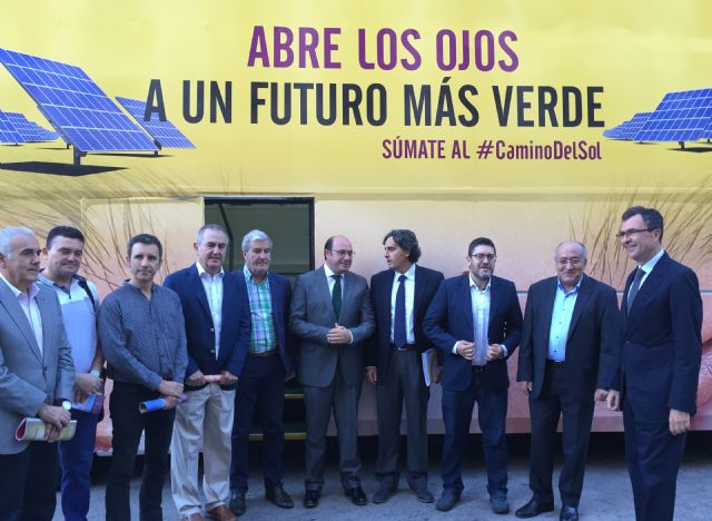 El Alcalde visita el autobús informativo de Anpier en ruta por el 'Camino del sol'