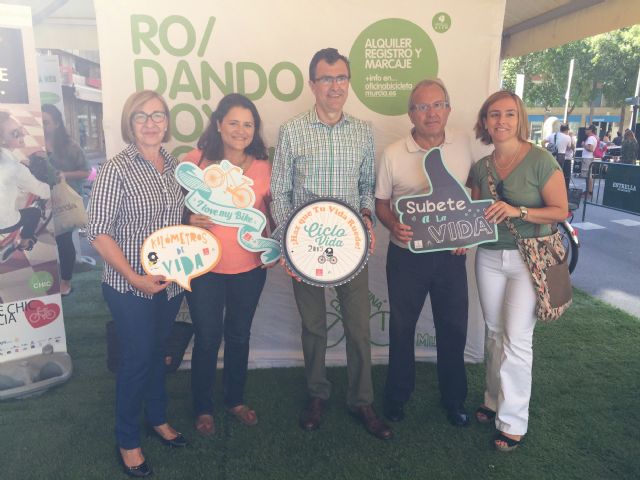 Numerosos murcianos abarrotan la Avenida de la Constitución y Jaime I para disfrutar con las actividades de la Ciclo Vida