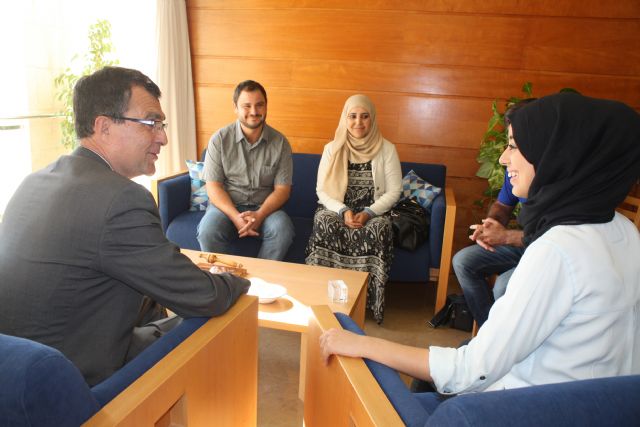 Hajar Koudad explica a Ballesta su compromiso por la integración de todos los vecinos en Los Rosales