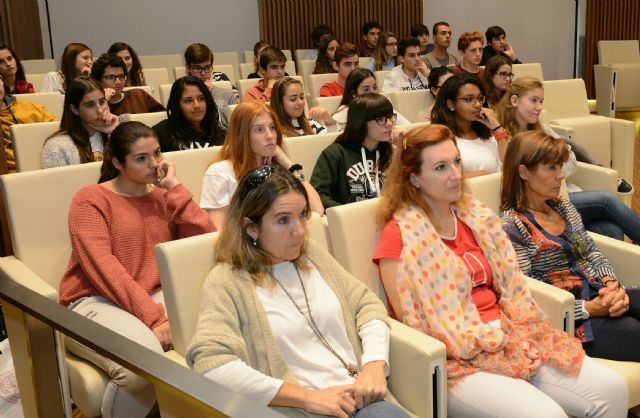 El Servicio de Apoyo a la Investigación (SAI) de la Universidad de Murcia celebra su 30 aniversario en un acto con jóvenes