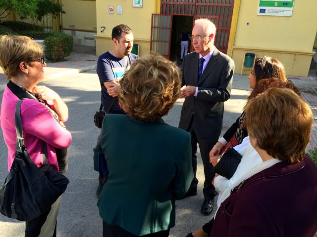 Navarro muestra su apoyo 'claro y contundente' a los vecinos afectados por las expropiaciones del puente de Senda de los Garres