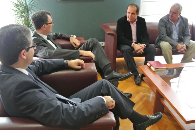 El Alcalde brinda el apoyo del Ayuntamiento a los nuevos gestores de la Federación de Peñas