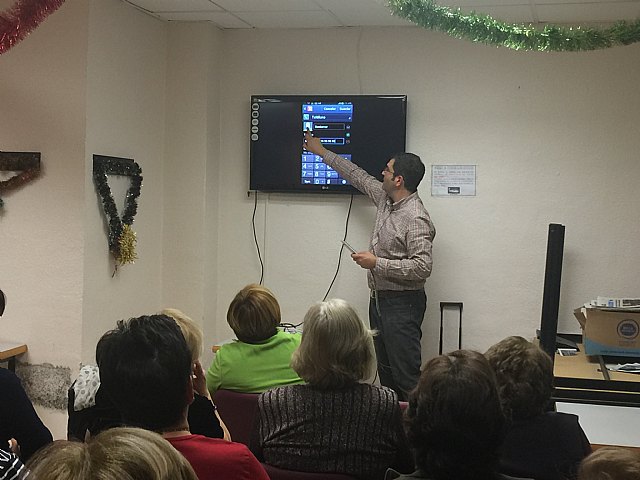 250 personas participan en los talleres de Smartphone impartidos en los Centros Sociales de Mayores