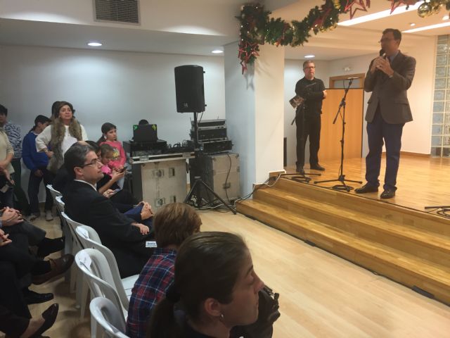 El Alcalde acompaña a los vecinos de El Carmen en el XVI Encuentro de Navidad