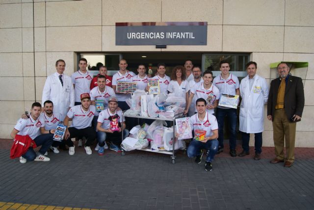 La plantilla visita a los niños ingresados en el Hospital Virgen de la Arrixaca - 2015