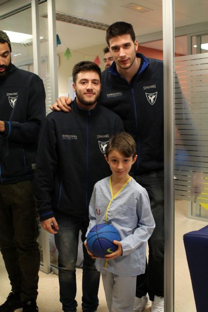 Los jugadores del UCAM Murcia CB han visitado el Hospital Materno-Infantil Virgen de la Arrixaca