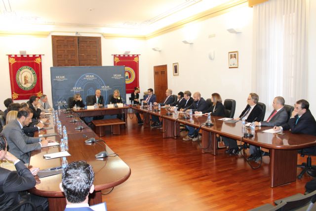 La UCAM y la Consejería de Desarrollo Económico, Turismo y Empleo acercan a empresarios nuevos retos para la transformación de la industria regional
