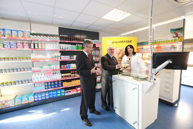 La UCAM y HEFAME inauguran un aula de farmacia única en la Región y referente en España