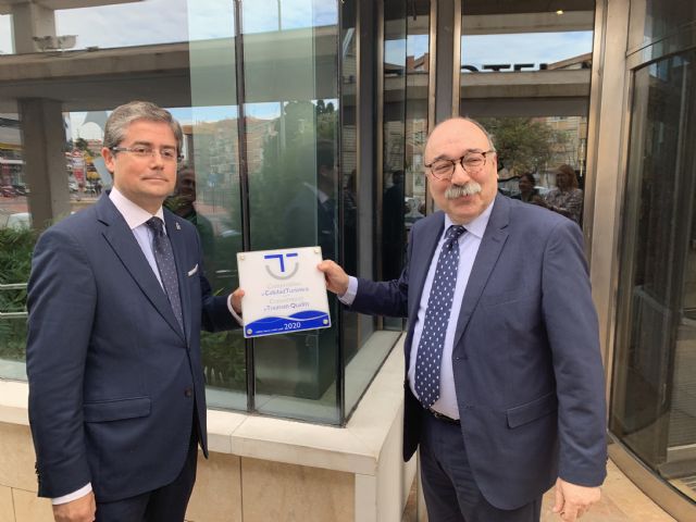 El Hotel Nelva ya luce su placa de Compromiso de Calidad Turística