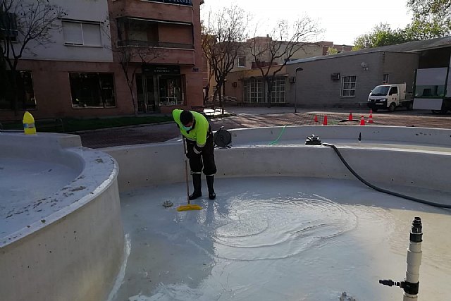 Parques y Jardines mantiene el protocolo de limpieza de lagos y fuentes para controlar la salubridad del agua