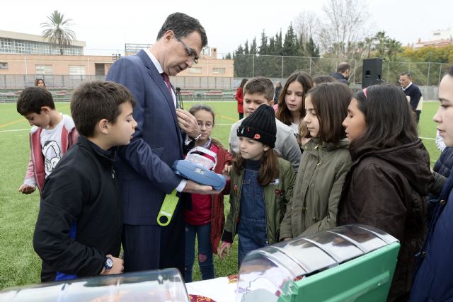 Más protección sanitaria para los deportistas murcianos con medio centenar de desfibriladores en pabellones y campos de fútbol