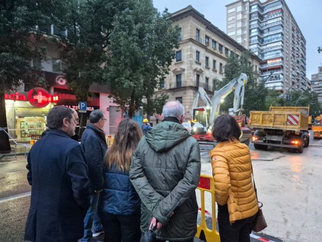 AVISO: Cierran al tráfico la Gran Vía debido a una avería en la red central de suministro de agua a su paso por esta calle, mientras se trabaja para solventarla