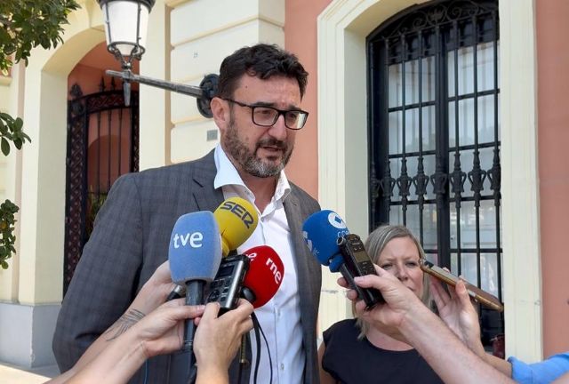 El PSOE denuncia el uso de trabajadores de la contrata de parques y jardines como público en un acto institucional en horario laboral