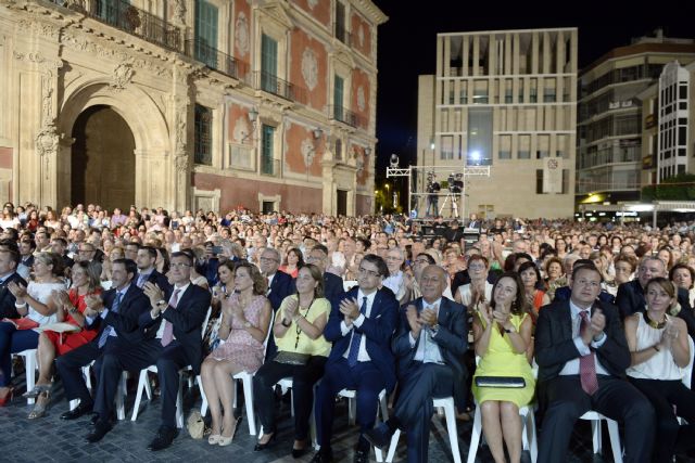 Un emocionante viaje por los acordes y versos de los maestros murcianos hace vibrar la Plaza de Belluga