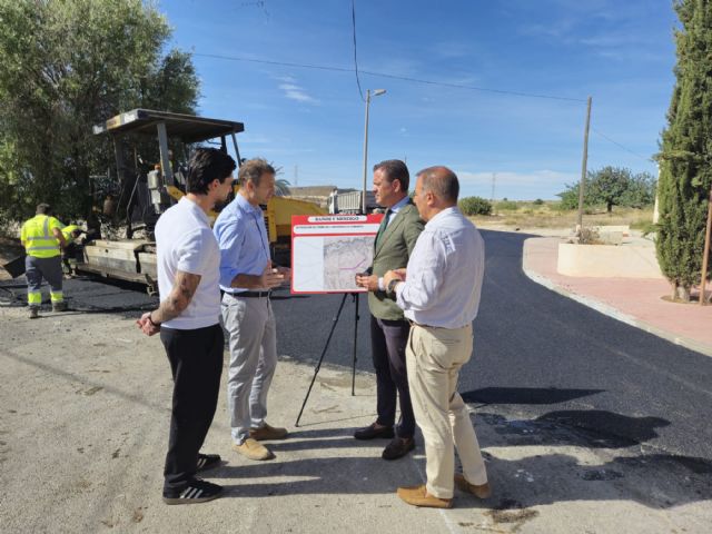 El Ayuntamiento renueva el asfalto en más de 6.400m2 de la carretera de Corvera, en la pedanía de Baños y Mendigo