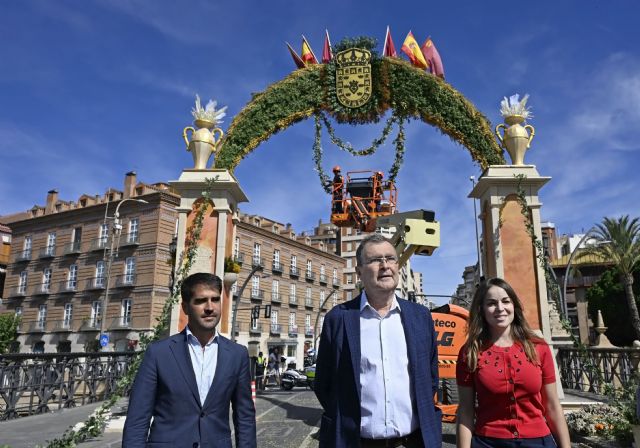 Murcia estrena una nueva decoración para recibir a la Virgen de la Fuensanta el próximo jueves
