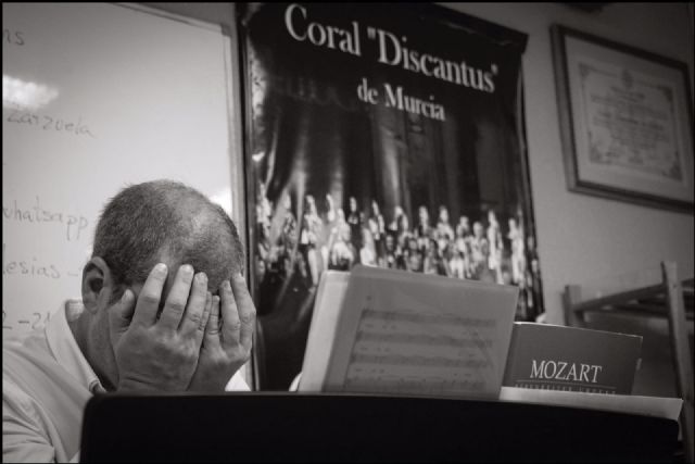 El Cabildo Superior de Cofradías acordó en la noche de ayer nombrar al director de la Coral Discantus, Ángel Carrillo, Mayordomo de Honor,