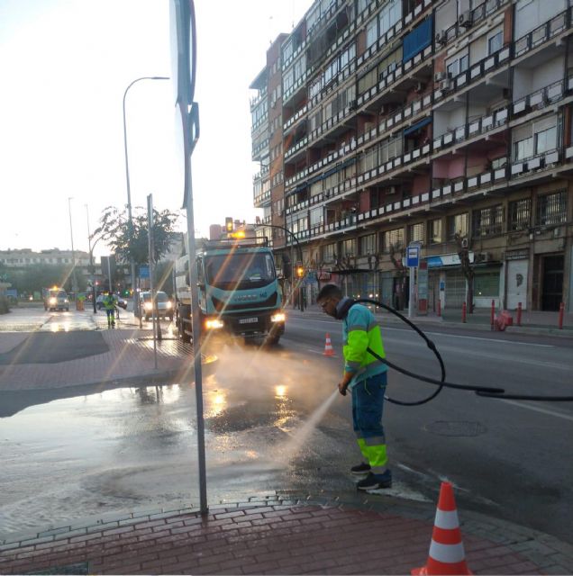 Plan de choque para mantener limpias las aceras de Ciudad de Almería y la carretera de El Palmar