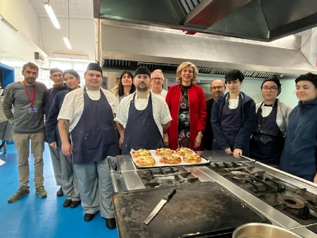 Niños murcianos decorarán 250 roscones elaborados por la Escuela de Hostelería del Ayuntamiento de Murcia en el Gran Árbol