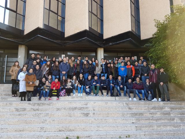 Estudiantes de Secundaria experimentan en los laboratorios de la Facultad de Química de la UMU