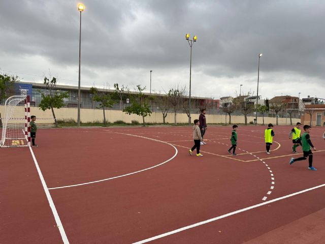 Las obras de renovación de las pistas polideportivas de Guadalupe mejoran la seguridad y la calidad de las instalaciones deportivas