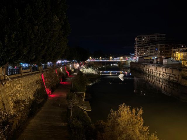 El Cauce del Río se ilumina de granate por el Día Mundial de la Audición