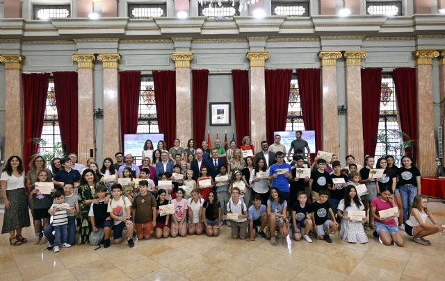 El Ayuntamiento reconoce a seis 6 educativos y 21 escolares por su implicación y defensa del Medio Ambiente