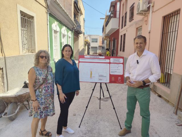 El Ayuntamiento de Murcia acondiciona la calle Álvarez Quintero de La Alberca con una nueva pavimentación en adoquín mejorando su accesibilidad