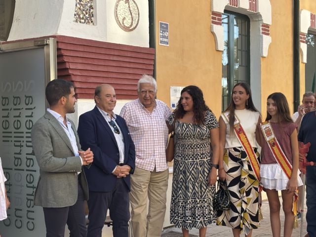 El patrimonio textil de la Peña 'El Barbecho' llega al Cuartel de Artillería con una colección de 63 piezas con  motivo del 25 aniversario del grupo