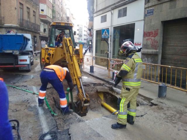 Aguas de Murcia prevé restablecer el servicio en la calle Sagasta en unas horas
