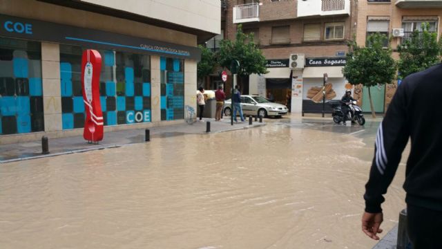 C’s solicita una reunión urgente con Emuasa tras las roturas de tuberías que han inundado calles, bajos y comercios en Murcia en la última semana