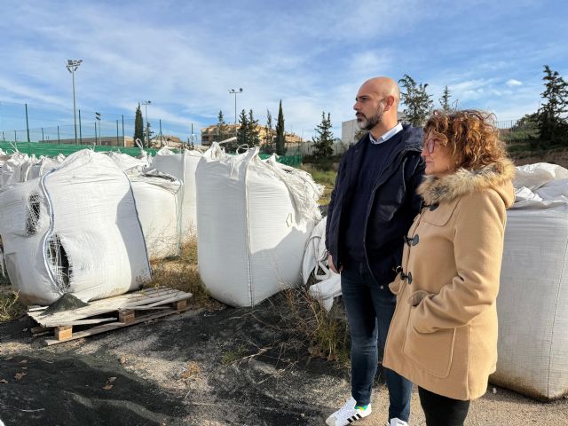 El PSOE denuncia la inacción del PP y pide la retirada inmediata de residuos peligrosos en los campos de fútbol municipales