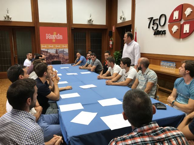 Guillén se reúne con un grupo de opositores a bomberos que presentará reclamaciones ante el tribunal de las pruebas