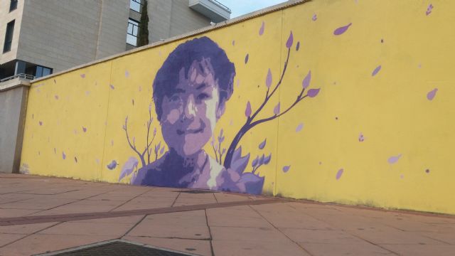 El mallorquín TomasZon realiza un nuevo mural de 15 metros cuadrados en la avenida Primero de Mayo