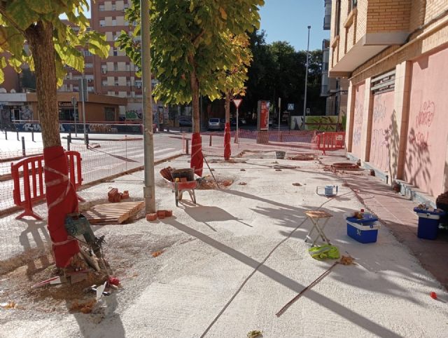 La renovación de la acera en la plaza Santoña evitará el encharcamiento de agua