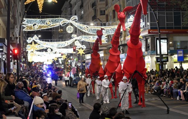 Los Reyes Magos reparten ilusión entre grandes y pequeños en una cabalgata con más de un millar de bailarines, músicos y personajes