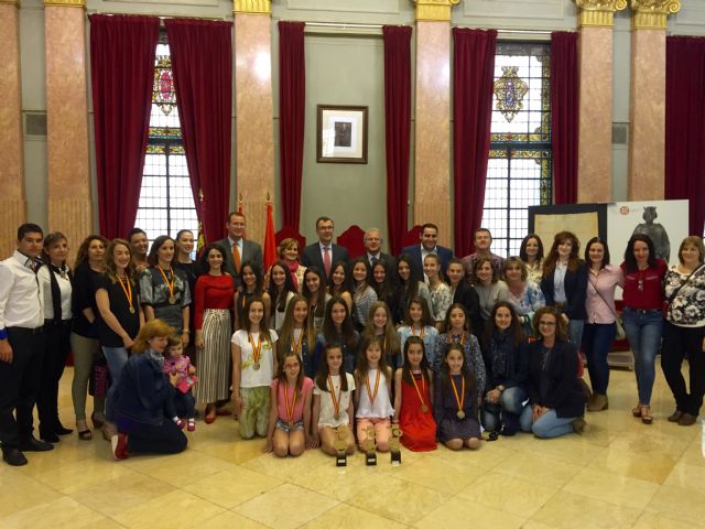 Las campeonas del Club Cronos llevan su triunfo hasta el Salón de Plenos del Ayuntamiento