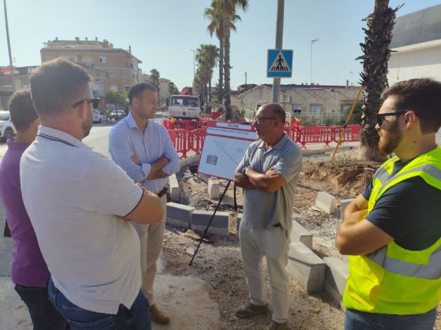 El Ayuntamiento ejecuta una renovación integral de las aceras en la Avenida Constitución de Sucina con una inversión de 223.000€