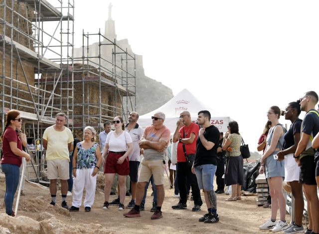 Los visitantes contemplan por primera vez el avance de los trabajos arqueológicos en el Castillejo de Monteagudo