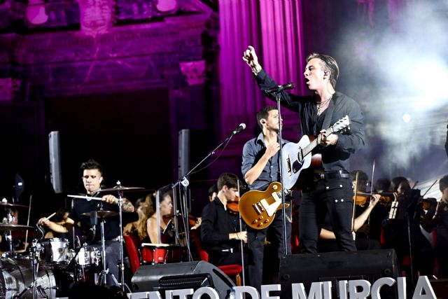 Miles de murcianos arropan a Walls en un multitudinario pregón que da comienzo a la Feria de Murcia 2026