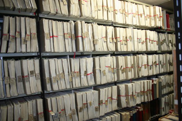 El Archivo Municipal digitaliza 70 años de padrones municipales y los registros de enterramiento de 1887 a 1922