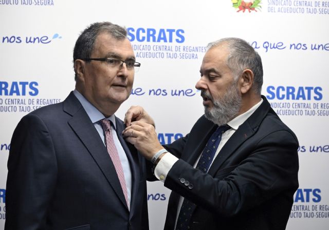 El alcalde recibe la insignia de oro del Sindicato Central de Regantes del Acueducto Tajo-Segura