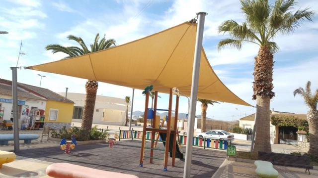 La zona de juegos infantil de la plaza del Carro de Lobosillo ya cuenta con sombraje